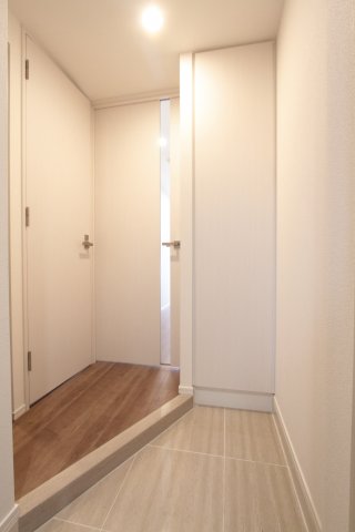 玄関　（別タイプ参考写真）ティモーネプレミアム東十条　北区東十条4