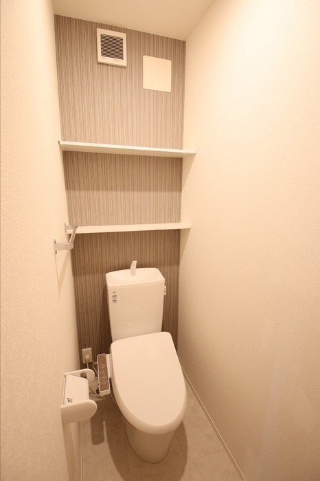 トイレ　落ち着いた色調のトイレです