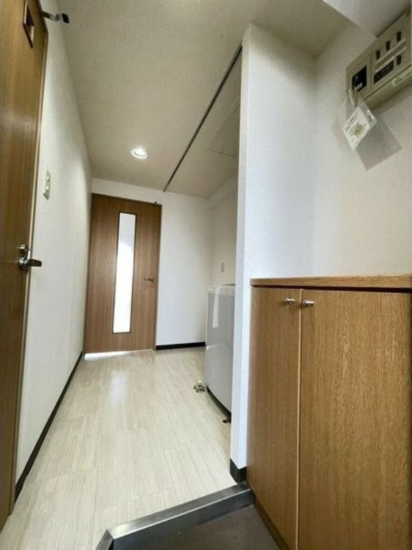 玄関　２号室タイプのお部屋写真となります。