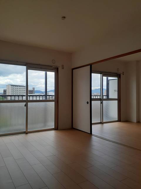 居室・リビング　※同建物の別のお部屋の写真です。