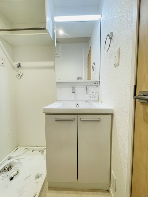 洗面設備　清掃前の写真です
