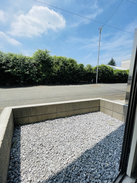 庭　清掃前の写真です