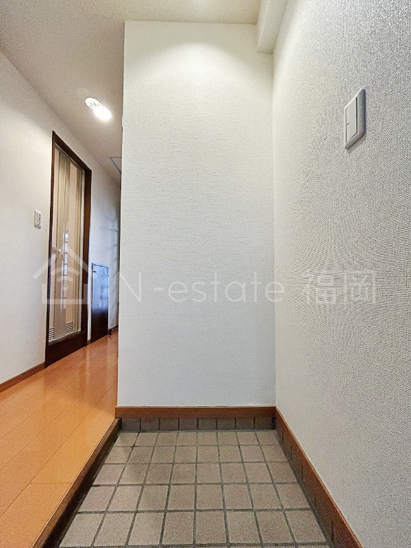 地下鉄空港線 藤崎駅 徒歩1分 9階建 築33年の玄関写真