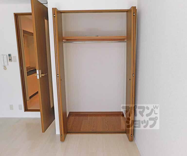 収納　アクセントクロスがお洒落なお部屋です。