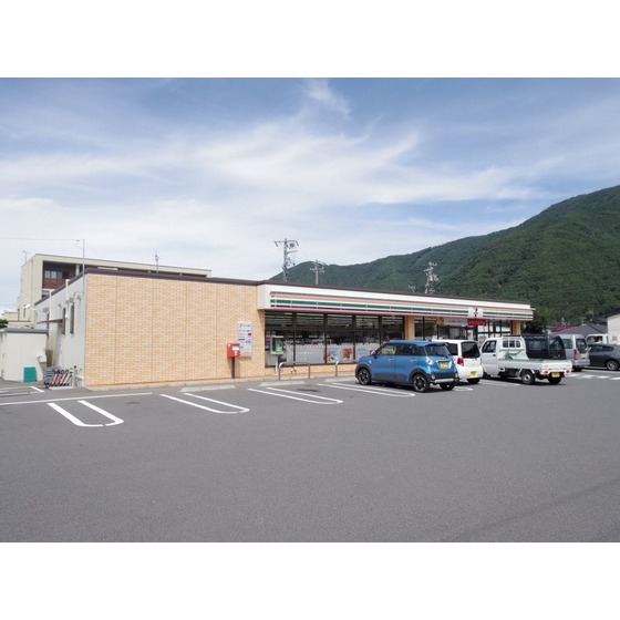 コンビニ　セブンイレブン戸倉店（コンビニ）まで574m