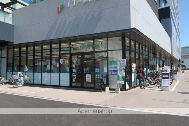 コンビニ　ファミリーマート（コンビニ）まで428m