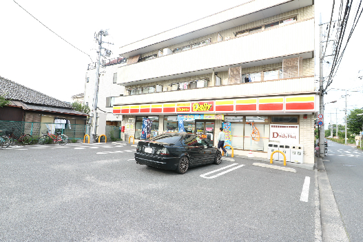 コンビニ　デイリーヤマザキ 足立江北1丁目店（コンビニ）まで382m