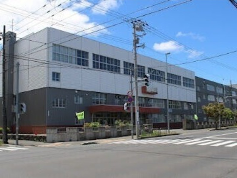 中学校　札幌市立美香保中学校（中学校）まで245m