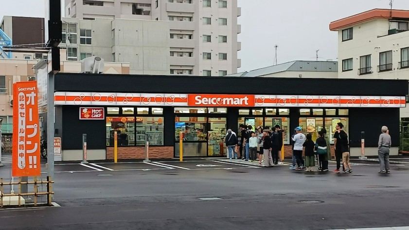 コンビニ　ローソン札幌南7条西店（コンビニ）まで407m