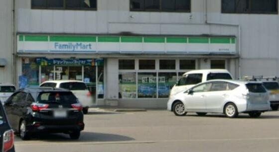 コンビニ　ファミリーマート金沢千木町店（コンビニ）まで43m