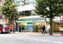 コンビニ　ファミリーマート新宿七丁目店（コンビニ）まで369m