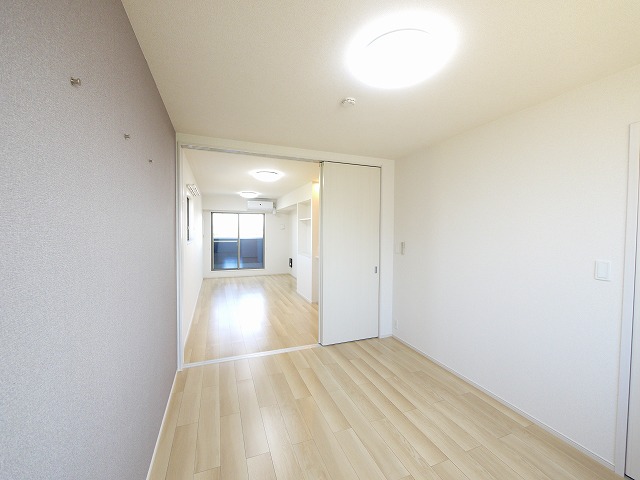 その他部屋・スペース　開放的な寝室です