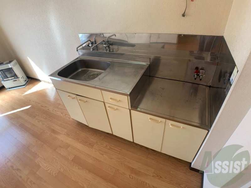 キッチン　キッチンはシックなデザインでした。洗い場も大きい。