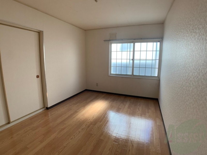 その他部屋・スペース　６帖の洋室です。広々として、きれいですね。