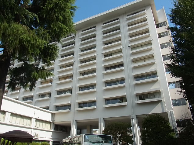 病院　東京慈恵会医科大学附属第三病院（病院）まで690m