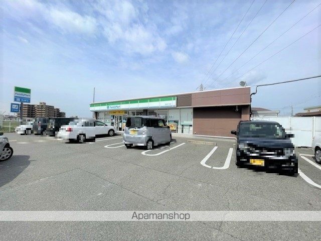 コンビニ　ファミリーマート（コンビニ）まで865m