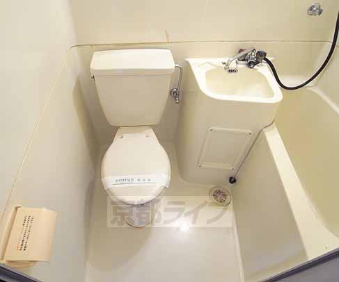 トイレ　ユニットバスなのでトイレ掃除が楽です。