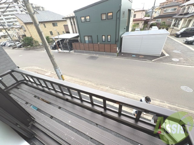 バルコニー　こちらにお花などを置くと華やかになりそうですね。