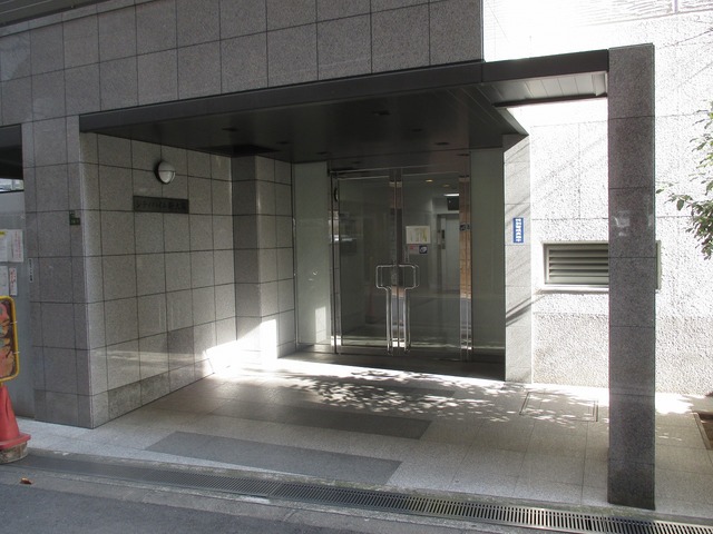 エントランス　落ちついた外観にマッチしたエントランスです