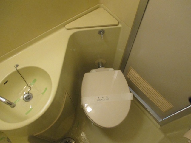トイレ　ユニットバス内のトイレです