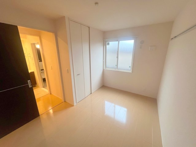 その他部屋・スペース　ゆとりのあるベッドルームで快適な睡眠をとってくださいね。