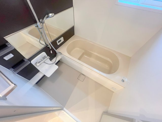 バス・シャワールーム　広めのお風呂は一日の疲れを癒してくれます。