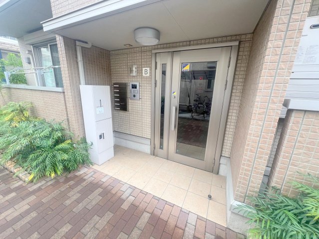 エントランス　オシャレなエントランスは安心のオートロック付きです。