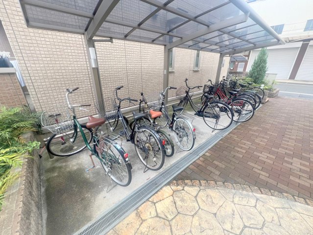 駐車場　敷地内には入居者専用の駐輪スペースもあります。
