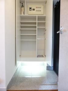 玄関　※別部屋の参考写真です。