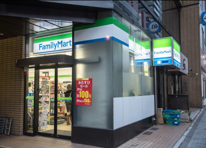 コンビニ　ファミリーマート 神谷町駅前店（コンビニ）まで313m