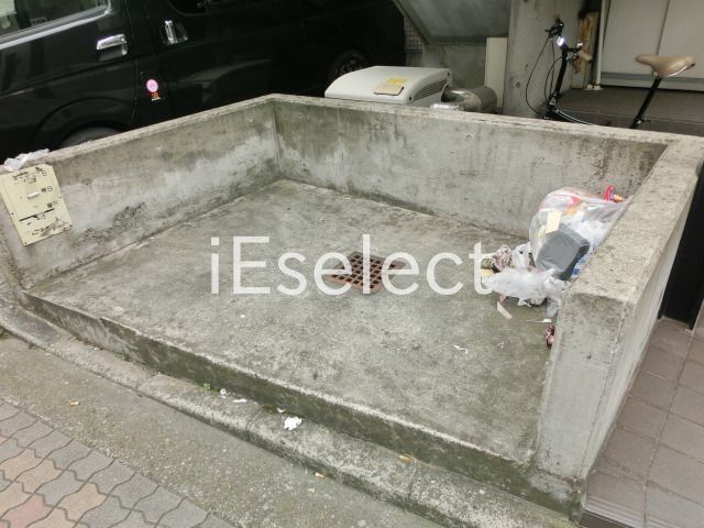 駐車場　敷地内ゴミ置き場