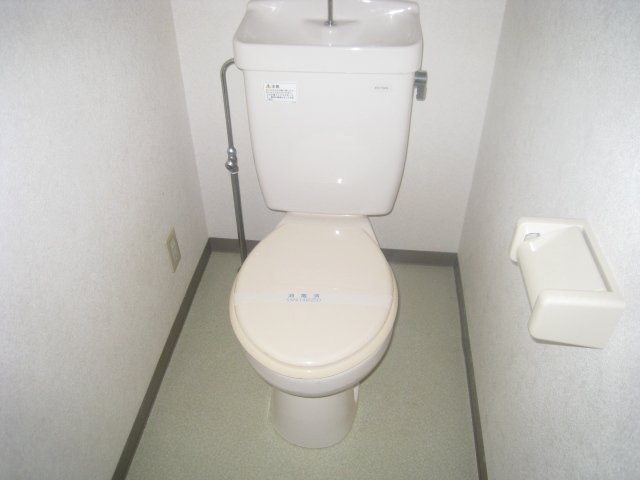 トイレ　同物件別号室のものです。