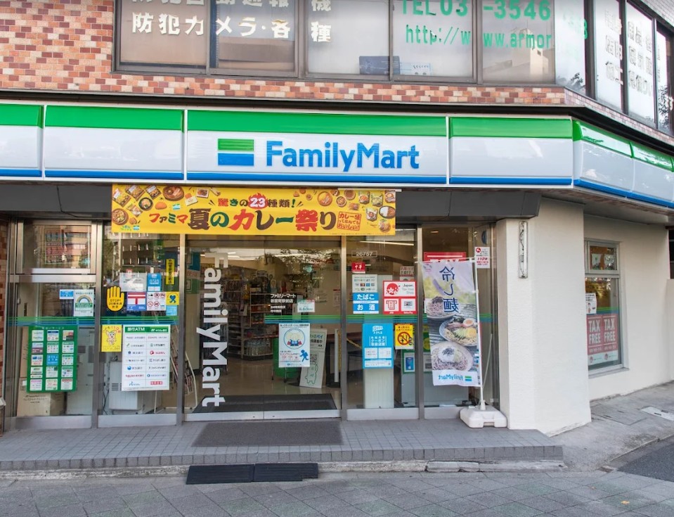 コンビニ　ファミリーマート新富町駅前店（コンビニ）まで186m
