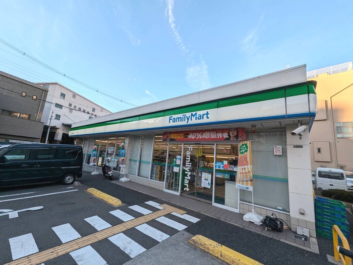コンビニ　ファミリーマート（コンビニ）まで140m