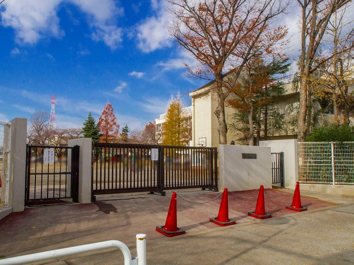 小学校　府中市立本宿小学校（小学校）まで729m