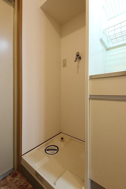 その他設備　【ブリストル神崎】洗濯機置き場です