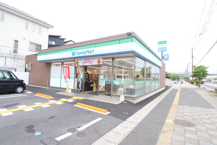 コンビニ　ファミリーマート（コンビニ）まで750m