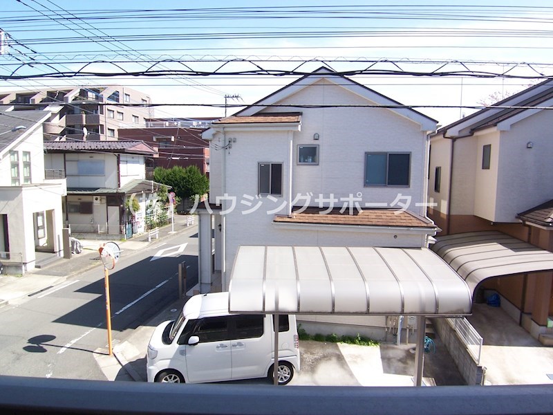 眺望　他室２階からの眺望です。角地に立地で前面は道路です
