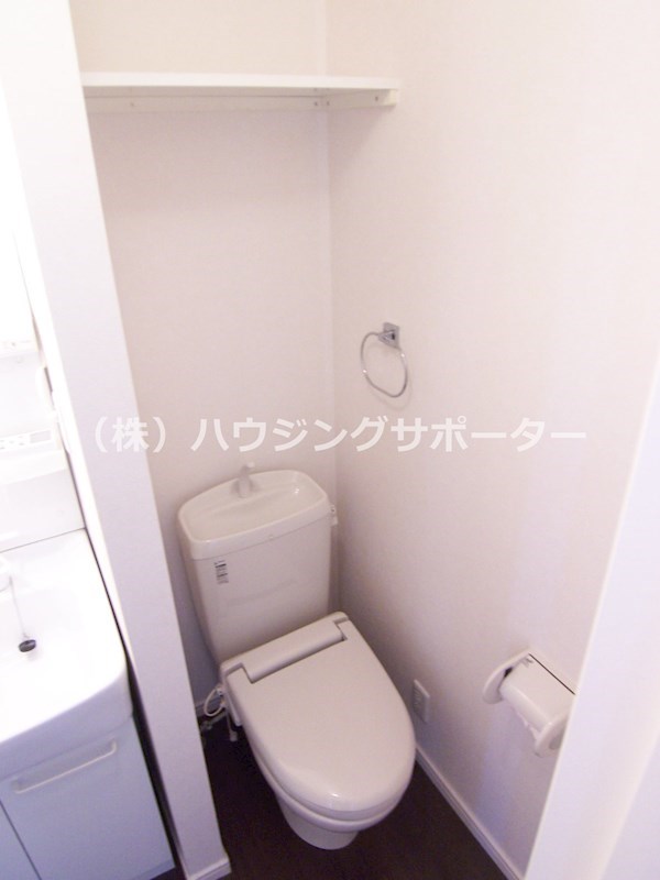 トイレ　トイレと洗面は同室になります