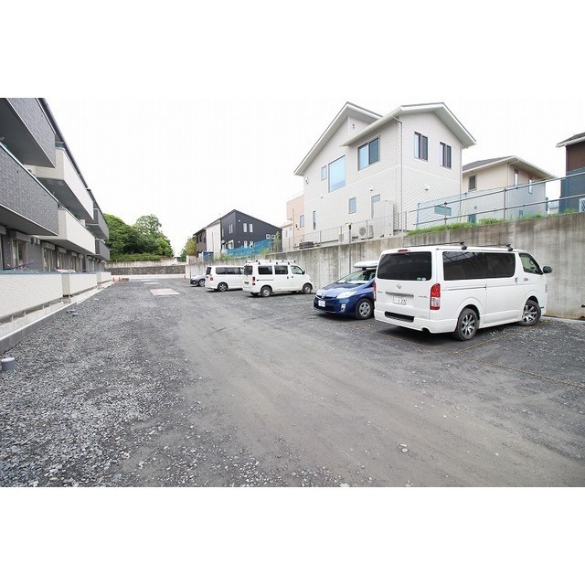 駐車場　建築中です。