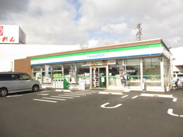 コンビニ　ファミリーマート（コンビニ）まで340m