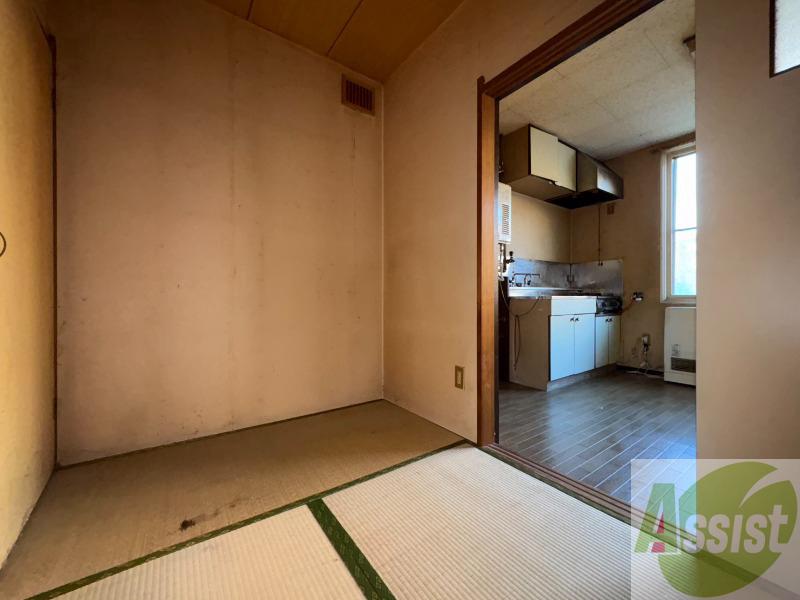 その他部屋・スペース　こちらが寝室です。窓が大きくて明るいですね。