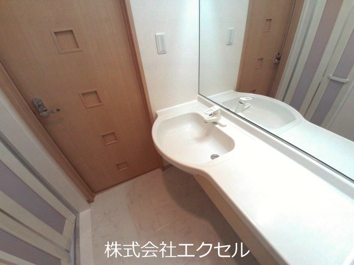 洗面設備　大きな鏡の洗面台です。