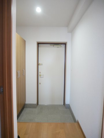 玄関　写真は403号室