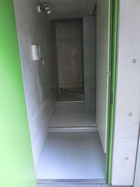 玄関　玄関は下駄箱付き