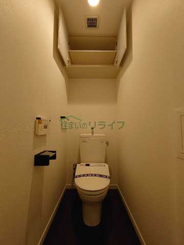 トイレ　同タイプ反転のお部屋でございます。