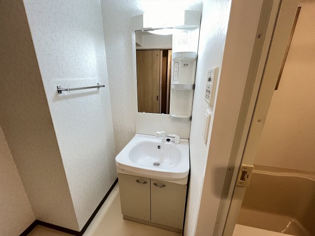 洗面設備　ゆったりとスペースのある洗面所