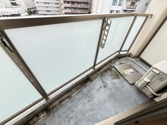 バルコニー　暖かな日差しのふりそそぐバルコニー