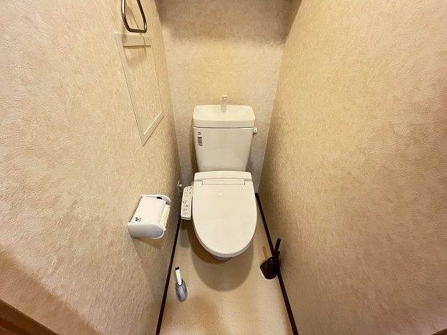 トイレ　落ち着いた色調のトイレです