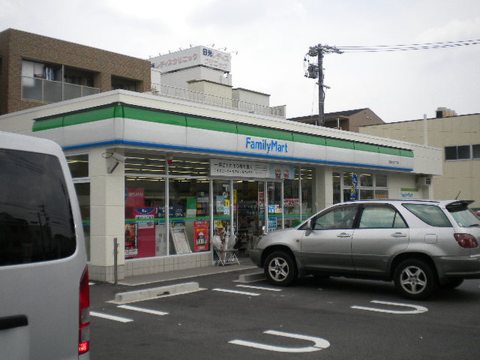 コンビニ　ファミリーマート（コンビニ）まで110m